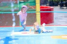 "หลิง-ออม" สวยสะกดงดงามเลอค่า สวมเครื่องเพชร-ทองโบราณงามสง่า ปรากฏโฉมเป็นนางสงกรานต์รากษสเทวี นำขบวนแห่สุดวิจิตรริมเจ้าพระยา ในมหาปรากฏการณ์ "ICONSIAM THAICONIC SONGKRAN 2026"