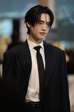 'ชมพู่-อารยา' แท็กทีมซุปตาร์นับ 100 ชีวิต อุ่นเครื่อง ELLE Fashion Week 2025 ประกาศศักดาดีไซเนอร์ไทยสู่รันเวย์ระดับโลก ปักหมุดไอคอนสยาม ภายใต้คอนเซปต์ "LIFE - A Seed of Creativity, The Future of Fashion"