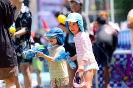 "หลิง-ออม" สวยสะกดงดงามเลอค่า สวมเครื่องเพชร-ทองโบราณงามสง่า ปรากฏโฉมเป็นนางสงกรานต์รากษสเทวี นำขบวนแห่สุดวิจิตรริมเจ้าพระยา ในมหาปรากฏการณ์ "ICONSIAM THAICONIC SONGKRAN 2026"