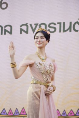 "หลิง-ออม" สวยสะกดงดงามเลอค่า สวมเครื่องเพชร-ทองโบราณงามสง่า ปรากฏโฉมเป็นนางสงกรานต์รากษสเทวี นำขบวนแห่สุดวิจิตรริมเจ้าพระยา ในมหาปรากฏการณ์ "ICONSIAM THAICONIC SONGKRAN 2026"