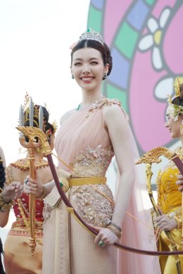 "หลิง-ออม" สวยสะกดงดงามเลอค่า สวมเครื่องเพชร-ทองโบราณงามสง่า ปรากฏโฉมเป็นนางสงกรานต์รากษสเทวี นำขบวนแห่สุดวิจิตรริมเจ้าพระยา ในมหาปรากฏการณ์ "ICONSIAM THAICONIC SONGKRAN 2026"