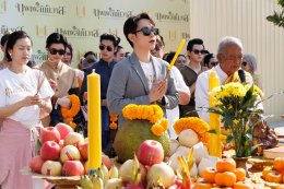 จะเกิดอะไรขึ้น  ถ้า 'พ่อเดช' พบรักกับผู้ชายด้วยกัน? "เซนจูรี่ ยูยูฯ" สุดปัง บวงสรวงเปิดตัว ซีรีส์พหุจักรวาล "บุพเพสันนิวาส" โซเชี่ยลสนั่นทันที 'ออกัส-เล้ง' สวมบท 'พ่อเดช-พ่อแก้ว' รับปฐมบทแห่งจักรวาลใหม่