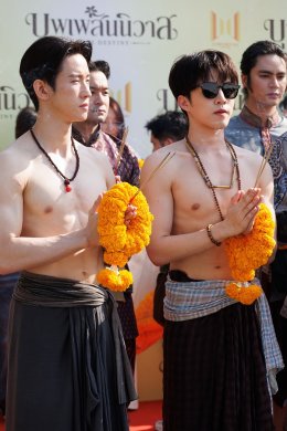 จะเกิดอะไรขึ้น  ถ้า 'พ่อเดช' พบรักกับผู้ชายด้วยกัน? "เซนจูรี่ ยูยูฯ" สุดปัง บวงสรวงเปิดตัว ซีรีส์พหุจักรวาล "บุพเพสันนิวาส" โซเชี่ยลสนั่นทันที 'ออกัส-เล้ง' สวมบท 'พ่อเดช-พ่อแก้ว' รับปฐมบทแห่งจักรวาลใหม่