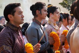 จะเกิดอะไรขึ้น  ถ้า 'พ่อเดช' พบรักกับผู้ชายด้วยกัน? "เซนจูรี่ ยูยูฯ" สุดปัง บวงสรวงเปิดตัว ซีรีส์พหุจักรวาล "บุพเพสันนิวาส" โซเชี่ยลสนั่นทันที 'ออกัส-เล้ง' สวมบท 'พ่อเดช-พ่อแก้ว' รับปฐมบทแห่งจักรวาลใหม่