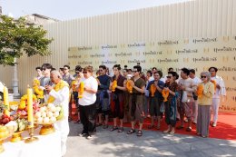 จะเกิดอะไรขึ้น  ถ้า 'พ่อเดช' พบรักกับผู้ชายด้วยกัน? "เซนจูรี่ ยูยูฯ" สุดปัง บวงสรวงเปิดตัว ซีรีส์พหุจักรวาล "บุพเพสันนิวาส" โซเชี่ยลสนั่นทันที 'ออกัส-เล้ง' สวมบท 'พ่อเดช-พ่อแก้ว' รับปฐมบทแห่งจักรวาลใหม่