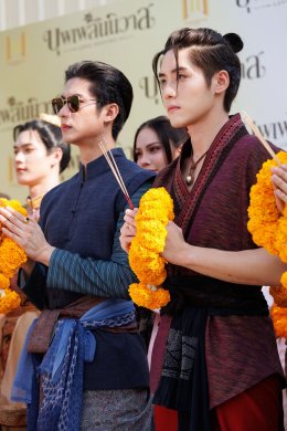 จะเกิดอะไรขึ้น  ถ้า 'พ่อเดช' พบรักกับผู้ชายด้วยกัน? "เซนจูรี่ ยูยูฯ" สุดปัง บวงสรวงเปิดตัว ซีรีส์พหุจักรวาล "บุพเพสันนิวาส" โซเชี่ยลสนั่นทันที 'ออกัส-เล้ง' สวมบท 'พ่อเดช-พ่อแก้ว' รับปฐมบทแห่งจักรวาลใหม่