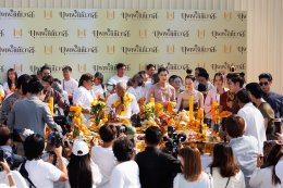 จะเกิดอะไรขึ้น  ถ้า 'พ่อเดช' พบรักกับผู้ชายด้วยกัน? "เซนจูรี่ ยูยูฯ" สุดปัง บวงสรวงเปิดตัว ซีรีส์พหุจักรวาล "บุพเพสันนิวาส" โซเชี่ยลสนั่นทันที 'ออกัส-เล้ง' สวมบท 'พ่อเดช-พ่อแก้ว' รับปฐมบทแห่งจักรวาลใหม่