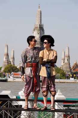 จะเกิดอะไรขึ้น  ถ้า 'พ่อเดช' พบรักกับผู้ชายด้วยกัน? "เซนจูรี่ ยูยูฯ" สุดปัง บวงสรวงเปิดตัว ซีรีส์พหุจักรวาล "บุพเพสันนิวาส" โซเชี่ยลสนั่นทันที 'ออกัส-เล้ง' สวมบท 'พ่อเดช-พ่อแก้ว' รับปฐมบทแห่งจักรวาลใหม่