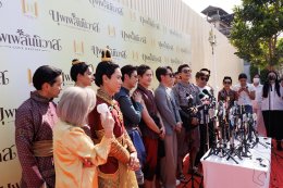 จะเกิดอะไรขึ้น  ถ้า 'พ่อเดช' พบรักกับผู้ชายด้วยกัน? "เซนจูรี่ ยูยูฯ" สุดปัง บวงสรวงเปิดตัว ซีรีส์พหุจักรวาล "บุพเพสันนิวาส" โซเชี่ยลสนั่นทันที 'ออกัส-เล้ง' สวมบท 'พ่อเดช-พ่อแก้ว' รับปฐมบทแห่งจักรวาลใหม่