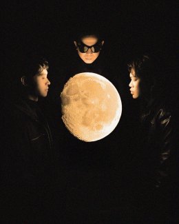 Slot Machine เผยมุมใหม่ในแบบที่ไม่เคยเปิดที่ไหน กับซิงเกิล "Far Side of the Moon" และ "Am I in Love" ฉีกแนวทางเก่าของพวกเขาให้ละมุนยิ่งขึ้นเพื่อประกอบซีรีส์ Shine