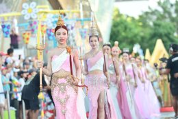 ครั้งแรกของ '4EVE' สลัดลุคเกิร์ลกรุ๊ปสุดฮอตเป็นนางสงกรานต์รากษสเทวี อวดโฉมในชุดไทยงามสง่า นำความวิจิตรปรากฏสู่สายตาคนทั่วโลก  ในงาน "ICONSIAM THAICONIC SONGKRAN 2026"