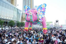 "หลิง-ออม" สวยสะกดงดงามเลอค่า สวมเครื่องเพชร-ทองโบราณงามสง่า ปรากฏโฉมเป็นนางสงกรานต์รากษสเทวี นำขบวนแห่สุดวิจิตรริมเจ้าพระยา ในมหาปรากฏการณ์ "ICONSIAM THAICONIC SONGKRAN 2026"