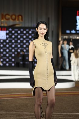 'ชมพู่-อารยา' แท็กทีมซุปตาร์นับ 100 ชีวิต อุ่นเครื่อง ELLE Fashion Week 2025 ประกาศศักดาดีไซเนอร์ไทยสู่รันเวย์ระดับโลก ปักหมุดไอคอนสยาม ภายใต้คอนเซปต์ "LIFE - A Seed of Creativity, The Future of Fashion"