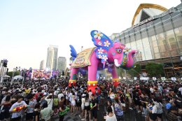 "หลิง-ออม" สวยสะกดงดงามเลอค่า สวมเครื่องเพชร-ทองโบราณงามสง่า ปรากฏโฉมเป็นนางสงกรานต์รากษสเทวี นำขบวนแห่สุดวิจิตรริมเจ้าพระยา ในมหาปรากฏการณ์ "ICONSIAM THAICONIC SONGKRAN 2026"