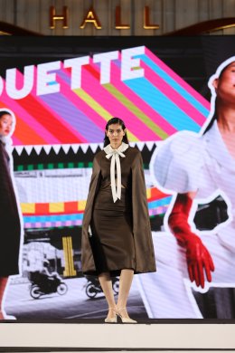 'ชมพู่-อารยา' แท็กทีมซุปตาร์นับ 100 ชีวิต อุ่นเครื่อง ELLE Fashion Week 2025 ประกาศศักดาดีไซเนอร์ไทยสู่รันเวย์ระดับโลก ปักหมุดไอคอนสยาม ภายใต้คอนเซปต์ "LIFE - A Seed of Creativity, The Future of Fashion"