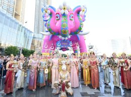 "หลิง-ออม" สวยสะกดงดงามเลอค่า สวมเครื่องเพชร-ทองโบราณงามสง่า ปรากฏโฉมเป็นนางสงกรานต์รากษสเทวี นำขบวนแห่สุดวิจิตรริมเจ้าพระยา ในมหาปรากฏการณ์ "ICONSIAM THAICONIC SONGKRAN 2026"