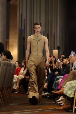 'ชมพู่-อารยา' แท็กทีมซุปตาร์นับ 100 ชีวิต อุ่นเครื่อง ELLE Fashion Week 2025 ประกาศศักดาดีไซเนอร์ไทยสู่รันเวย์ระดับโลก ปักหมุดไอคอนสยาม ภายใต้คอนเซปต์ "LIFE - A Seed of Creativity, The Future of Fashion"