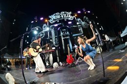 "Snow Ville 2025 presented by mMilk"  อบอวลด้วยเสียงเพลงและความสุขส่งท้ายปี!! ศิลปินฮอตโชว์ร้อง-เต้นจัดเต็ม!! แฟนเพลงนับพันแห่เชียร์แน่น SW1 MARKET