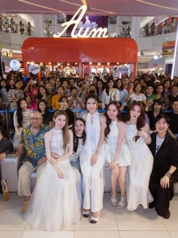 เสิร์ฟความฟิน ห้างแทบแตก ! "AumAum" ครั้งที่ 7 ดึง 4 สาว 'อะตอม-เมอซีเดส-เดวี่-เจนนี่' จากซีรีส์แซฟฟิก "ตะวันระฟ้า" โชว์หวานสะเทือนแฟชั่นไอส์แลนด์