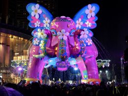 "หลิง-ออม" สวยสะกดงดงามเลอค่า สวมเครื่องเพชร-ทองโบราณงามสง่า ปรากฏโฉมเป็นนางสงกรานต์รากษสเทวี นำขบวนแห่สุดวิจิตรริมเจ้าพระยา ในมหาปรากฏการณ์ "ICONSIAM THAICONIC SONGKRAN 2026"