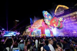 "หลิง-ออม" สวยสะกดงดงามเลอค่า สวมเครื่องเพชร-ทองโบราณงามสง่า ปรากฏโฉมเป็นนางสงกรานต์รากษสเทวี นำขบวนแห่สุดวิจิตรริมเจ้าพระยา ในมหาปรากฏการณ์ "ICONSIAM THAICONIC SONGKRAN 2026"