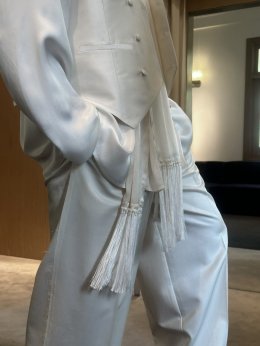 ละมุนทุกดีเทล! ณเดชน์ คูกิมิยะ เลือกลุคซิลก์พลิ้วจาก VVON SUGUNNASILฉลอง After Party งานวิวาห์สุดอบอุ่น