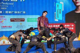 คุนหมิงแตก! 'บี้ ธรรศภาคย์' โชว์สกิลศิลปินตัวท็อป ร้องเต้นสุดปัง บุกเทศกาลไทยครั้งที่ 16 แฟนคลับจีนแห่ต้อนรับสนั่นห้าง