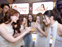 เสิร์ฟความฟิน ห้างแทบแตก ! "AumAum" ครั้งที่ 7 ดึง 4 สาว 'อะตอม-เมอซีเดส-เดวี่-เจนนี่' จากซีรีส์แซฟฟิก "ตะวันระฟ้า" โชว์หวานสะเทือนแฟชั่นไอส์แลนด์