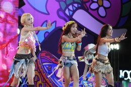 ครั้งแรกของ '4EVE' สลัดลุคเกิร์ลกรุ๊ปสุดฮอตเป็นนางสงกรานต์รากษสเทวี อวดโฉมในชุดไทยงามสง่า นำความวิจิตรปรากฏสู่สายตาคนทั่วโลก  ในงาน "ICONSIAM THAICONIC SONGKRAN 2026"