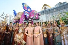 "หลิง-ออม" สวยสะกดงดงามเลอค่า สวมเครื่องเพชร-ทองโบราณงามสง่า ปรากฏโฉมเป็นนางสงกรานต์รากษสเทวี นำขบวนแห่สุดวิจิตรริมเจ้าพระยา ในมหาปรากฏการณ์ "ICONSIAM THAICONIC SONGKRAN 2026"