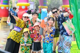 นักท่องเที่ยว ไทย-ต่างชาติ แห่เล่นน้ำสงกรานต์ไอคอนสยามเนืองแน่น DEXX - JAZZ SPKK - ATLAS บุกสาดความมันส์ ในงาน "ICONSIAM THAICONIC SONGKRAN 2026"