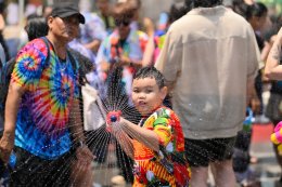 ปิดฉากอลังการ! ICONSIAM THAICONIC SONGKRAN 2026 'ต้าห์อู๋-ออฟโรด' เคมีชวนจิ้นพุ่ง 'KT KRATAE' ปลุก Bangkok City แดนซ์สนั่นเจ้าพระยา ฉ่ำสุดหยุดโลก!