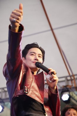 คุนหมิงแตก! 'บี้ ธรรศภาคย์' โชว์สกิลศิลปินตัวท็อป ร้องเต้นสุดปัง บุกเทศกาลไทยครั้งที่ 16 แฟนคลับจีนแห่ต้อนรับสนั่นห้าง