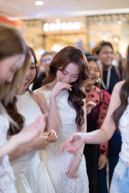 เสิร์ฟความฟิน ห้างแทบแตก ! "AumAum" ครั้งที่ 7 ดึง 4 สาว 'อะตอม-เมอซีเดส-เดวี่-เจนนี่' จากซีรีส์แซฟฟิก "ตะวันระฟ้า" โชว์หวานสะเทือนแฟชั่นไอส์แลนด์