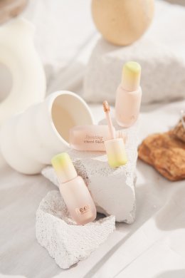 "ออม-สุชาร์" นางเอกสาว ขึ้นแท่นผู้บริหาร ปั้นแบรนด์เครื่องสำอาง "Fleen Beauty" เมคอัพXสกินแคร์ อัปสวยตั้งแต่ขั้นตอนแรก!