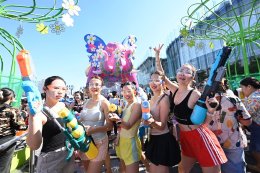 ครั้งแรกของ '4EVE' สลัดลุคเกิร์ลกรุ๊ปสุดฮอตเป็นนางสงกรานต์รากษสเทวี อวดโฉมในชุดไทยงามสง่า นำความวิจิตรปรากฏสู่สายตาคนทั่วโลก  ในงาน "ICONSIAM THAICONIC SONGKRAN 2026"