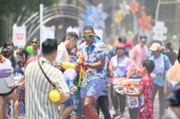 นักท่องเที่ยว ไทย-ต่างชาติ แห่เล่นน้ำสงกรานต์ไอคอนสยามเนืองแน่น DEXX - JAZZ SPKK - ATLAS บุกสาดความมันส์ ในงาน "ICONSIAM THAICONIC SONGKRAN 2026"