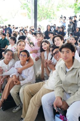 'บี้-กุ๊บกิ๊บ' ควงลูกสาว 'เป่าเปา-เป่าเป้ย์' รับรางวัล "ครอบครัวสร้างสุข" ในงาน FAM FESTIVAL 2026 ตอกย้ำภาพลักษณ์ครอบครัวตัวอย่างสุดอบอุ่น