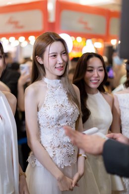 เสิร์ฟความฟิน ห้างแทบแตก ! "AumAum" ครั้งที่ 7 ดึง 4 สาว 'อะตอม-เมอซีเดส-เดวี่-เจนนี่' จากซีรีส์แซฟฟิก "ตะวันระฟ้า" โชว์หวานสะเทือนแฟชั่นไอส์แลนด์