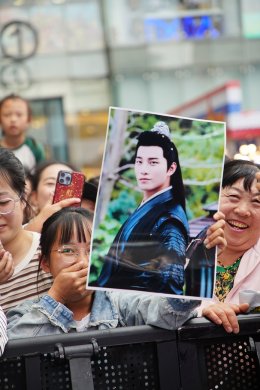 คุนหมิงแตก! 'บี้ ธรรศภาคย์' โชว์สกิลศิลปินตัวท็อป ร้องเต้นสุดปัง บุกเทศกาลไทยครั้งที่ 16 แฟนคลับจีนแห่ต้อนรับสนั่นห้าง