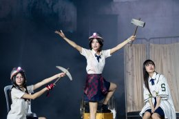 'BNK48' รุ่นที่ 3 เสิร์ฟละครเวทีแบบทำถึง! วิ่งหนีซอมบี้ขนลุกทุกฉาก ส่งท้าย 'ป๊อปเป้อ' จบการศึกษา 'เฌอปราง' โผล่เซอร์ไพรส์ธีมงานแต่ง ทำชีวิตแฟนคลับคอมพลีท!