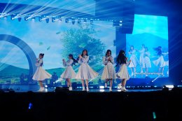 'BNK48 & CGM48' โชว์พลังเจนใหม่กว่า 49 ชีวิตกับคอนเสิร์ตเต็มรูปแบบ พร้อมอำลา 'CGM48' รุ่นที่1 จบการศึกษาน้ำตาท่วมฮอลล์  