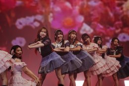 'BNK48 & CGM48' โชว์พลังเจนใหม่กว่า 49 ชีวิตกับคอนเสิร์ตเต็มรูปแบบ พร้อมอำลา 'CGM48' รุ่นที่1 จบการศึกษาน้ำตาท่วมฮอลล์  