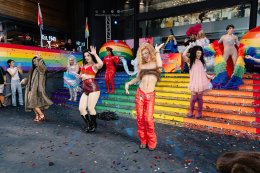 นึกว่า FLO บุกกรุงเทพฯ! เต้น "Leak It" ใส่สุดทุกท่ากลางสยาม เหล่า Drag Queens เอาใจแฟนคลับแบบเริ่ดๆ ในงาน Bangkok Pride Parade 2026
