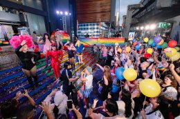 นึกว่า FLO บุกกรุงเทพฯ! เต้น "Leak It" ใส่สุดทุกท่ากลางสยาม เหล่า Drag Queens เอาใจแฟนคลับแบบเริ่ดๆ ในงาน Bangkok Pride Parade 2026