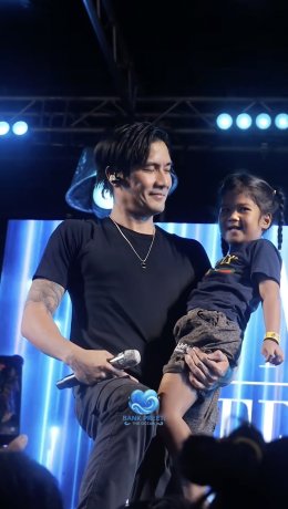 ดิโอเชี่ยนตัวน้อยขโมยหอมแก้ม 'แบงค์ ปรีติ' กลางคอนเสิร์ต ศิลปินเสียอาการ แฟนๆ แซวสนั่น "เกิดทีหลังแซงคิว"