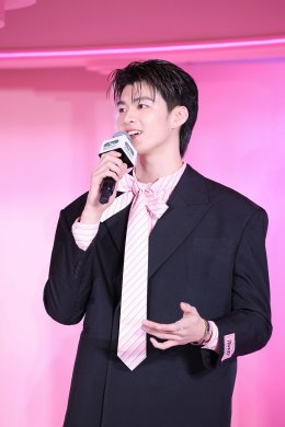 สยามแตก! "มีน นิชคุณ" เสิร์ฟความออร่ากลางเมือง เปิดโลก "BioActive+ Gluta Land" แฟนคลับแห่แน่นเต็มพื้นที่