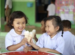 ซีพี แอ็กซ์ตร้า เดินหน้าโครงการ "ลดทิ้ง สร้างค่า AXTRA Zero Waste" ส่งมอบเสื้อนักเรียนจากขวดพลาสติกรีไซเคิลให้เด็กไทยกว่า 10,000 คน