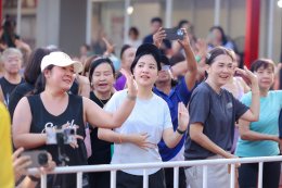กรี๊ดสนั่นบางนา! 'ศรราม น้ำเพชร' นำทีมแม่ยกสร้างปรากฏการณ์ "ลิเก x แอโรบิกหน้าโลตัส" ม่วนมันส์จนเวทีสะเทือน