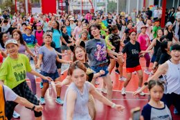 'ฮาย-อาภาพร' นำทีมชาวบางนาออกสเต็ปเชฟบ๊ะ ทั้งม่วนทั้งมันส์ ที่แอโรบิกหน้าโลตัส